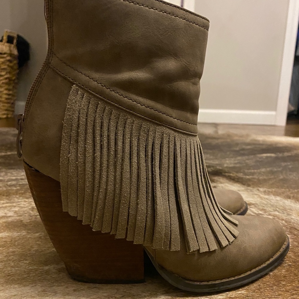Very Volatile size 7.5. Color tan/brown. Low heel. Fringe